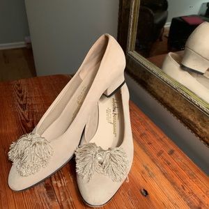Vintage Salvatore Ferragmo tan suede shoes